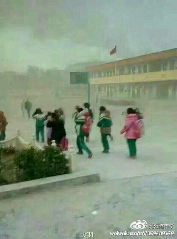 河南一小学遭工厂废气侵袭无法正常上课,回应:二氧化硫超标