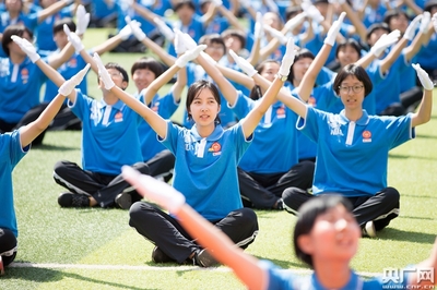 开学第一天:石家庄中小学生致敬五星红旗