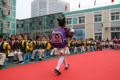 双榆树第一小学开学典礼,学生独创民族文化书包亮相