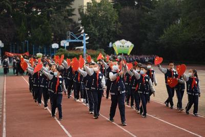 突破自我极限--青岛燕儿岛路第一小学学子运动会上展龙人风采