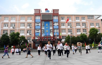 重访中国第一所希望小学