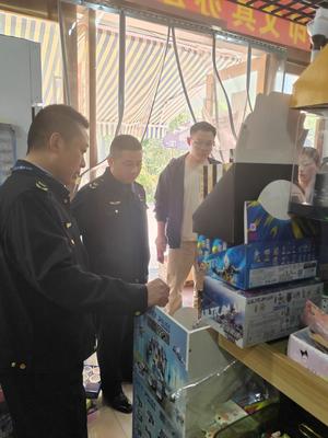 市市场监管局联合市教育局开展校园周边市场检查，护航第一小学校安全环境