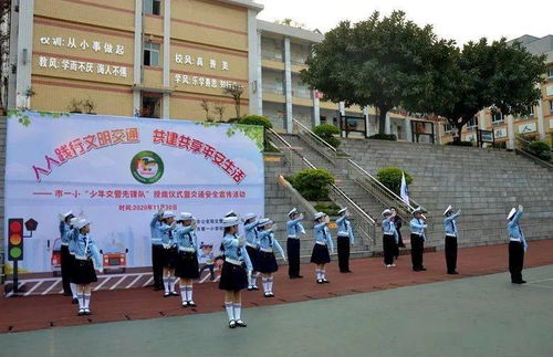 少年交警精彩亮相，交通安全文明出行——攀枝花市第一小学校交通安全宣传活动纪实