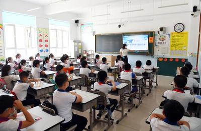 长春市小学部分年级学生返校开学 第一小学校迎来开学日